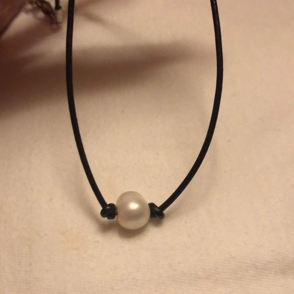 Beautiful one pearl choker
